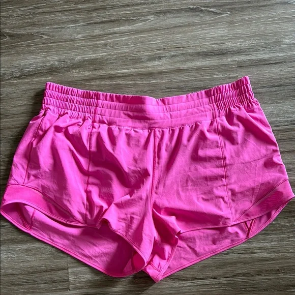 Women's Lululemon Hotty Hots - 2.5 inch high rise shorts. Size 14 - Picture 1 of 3